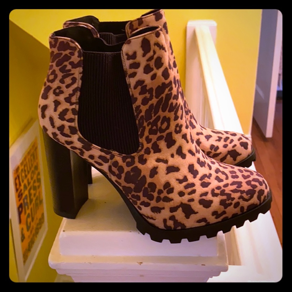 Leopard Print Chelsea Ankle Boots - Women's Fashion Booties